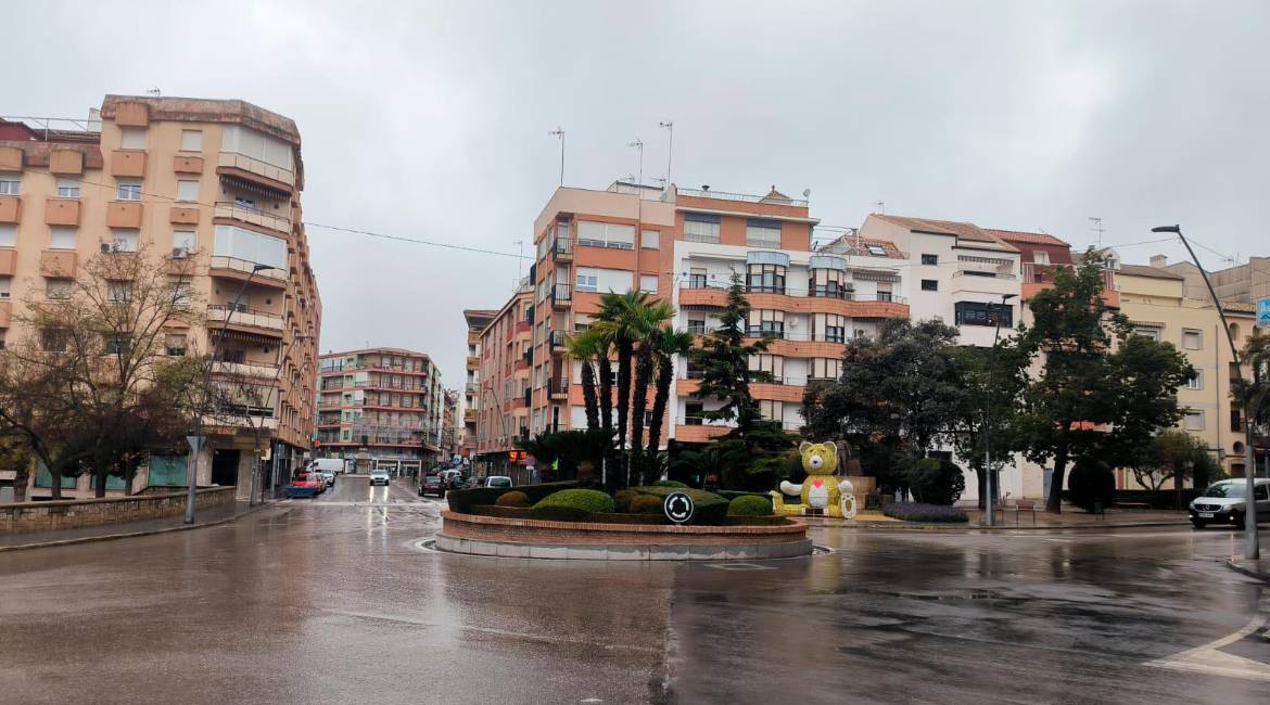 Rotonda ubicada en la confluencia de la Avenida Libertad y la Avenida Ramón y Cajal de Úbeda.