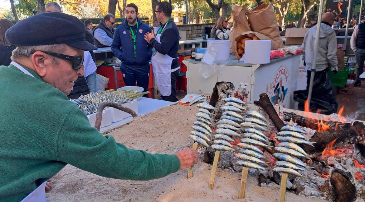 El espetero Salvador León cocinando durante el acto solidario. / Álex Roig / Diario JAÉN.