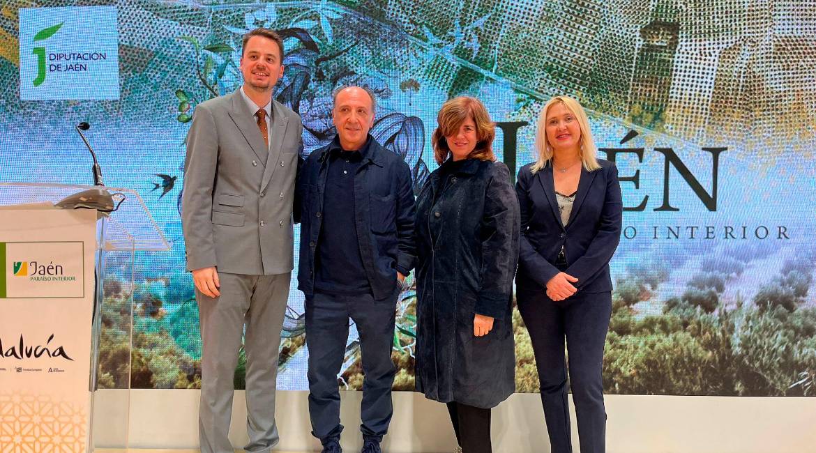 Francisco Javier Lozano junto a los arquitectos responsables de este proyecto, Afonso Mollinedo e Isabel Rus, y María Espejo. / Álvaro Guzguti / Diario JAÉN.