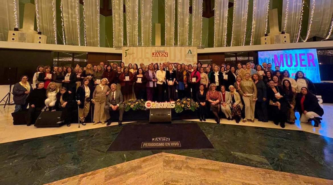 Fotografía de familia de las veinte premiadas junto a todos los representantes de las entidades colaboradoras y el equipo de Diario JAÉN en el Salón Estrella del Hotel HO.