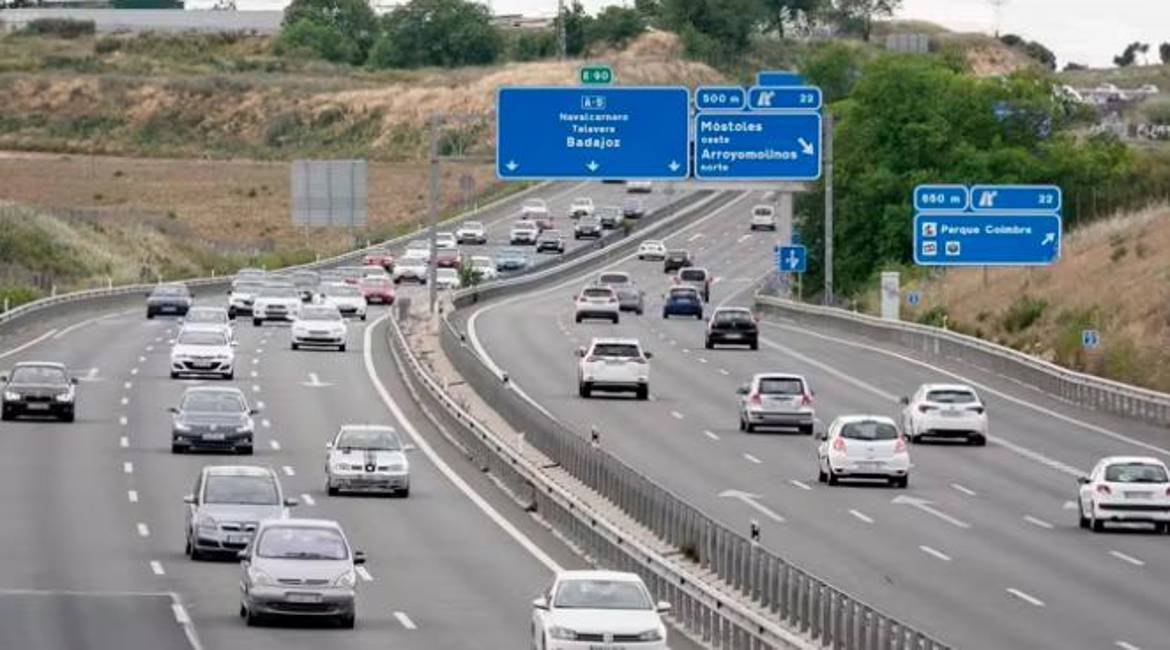 Imagen de un atasco en la A3. / Alejandro Martínez Vélez / Europa Press.