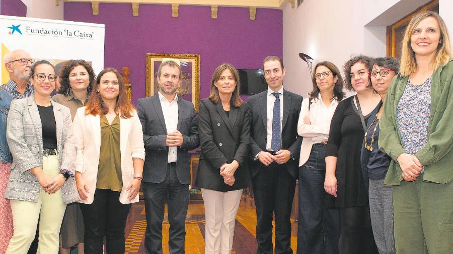 <i>Ángeles Díaz, Julio Millán y Montserrat Buisán con representantes de la Fundación Secretariado Gitano, la Asociación La Muralla de Jaén y la Fundación Proyecto Don Bosco.</i>