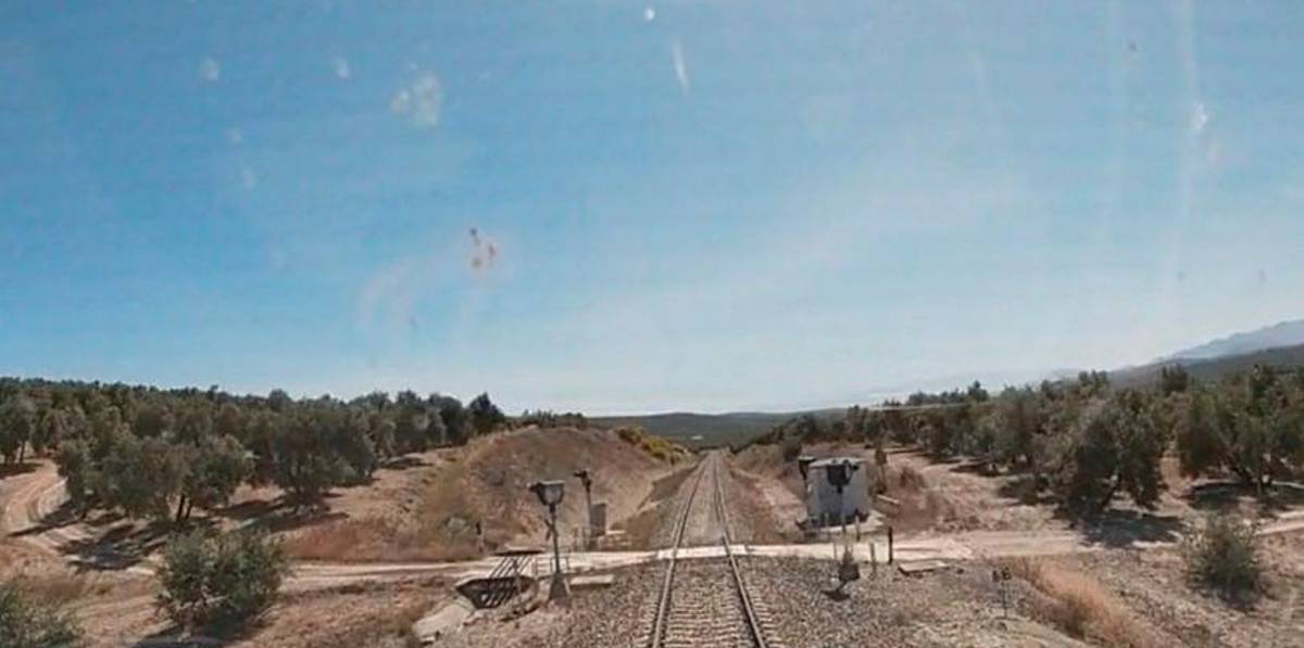 Muere el conductor de un vehículo arrollado por un tren en Begíjar