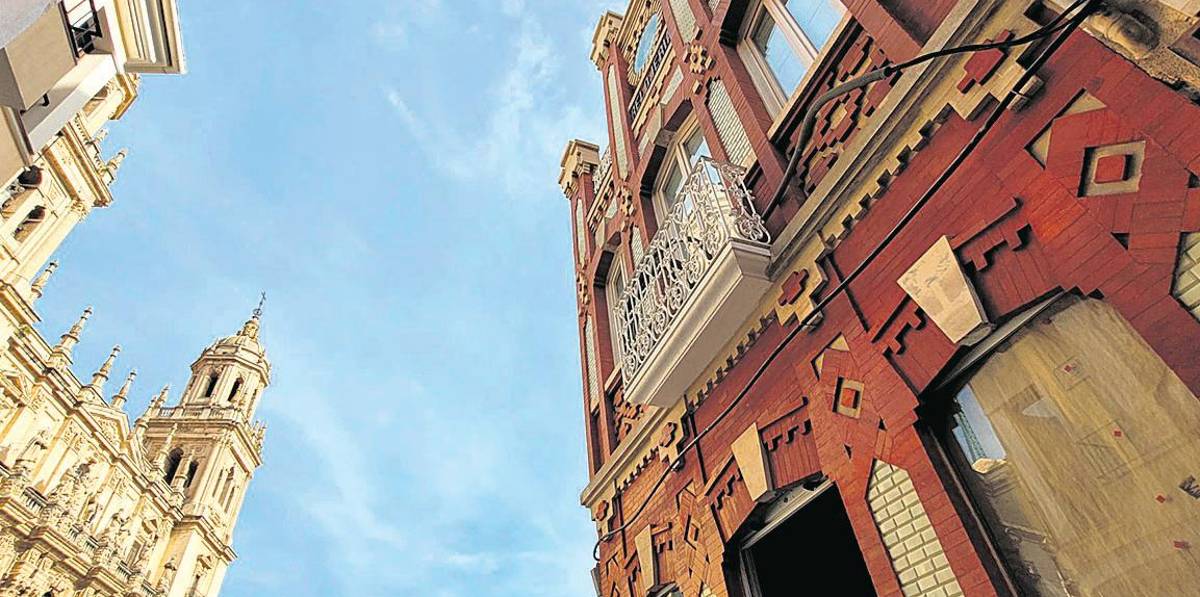 Llega la hora de la Casa del Reloj con la retirada de su vallado Llega la hora de la Casa del Reloj con la retirada de su vallado