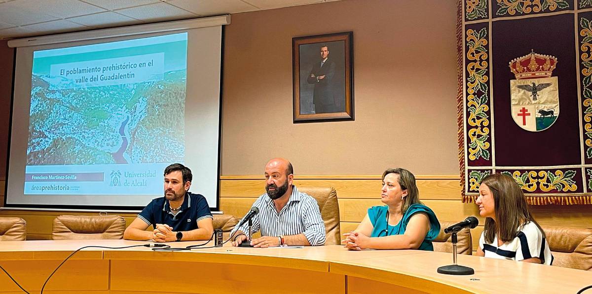 <i>Francisco Martínez-Sevilla, Iván Cruz, Sandra Coronado y María del Carmen Marín, durante la exposición del trabajo de investigación. / Judit Laguna / Diario JAÉN.</i>