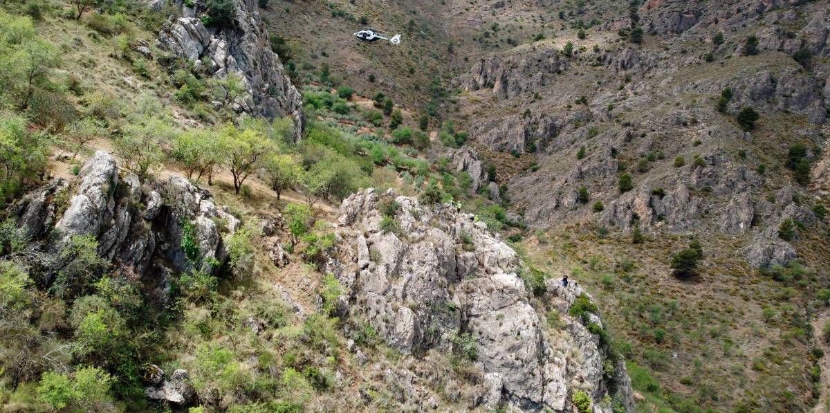 Así ve un dron las maniobras de salvamento de montaña de la Guardia Civil Así ve un dron las maniobras de salvamento de montaña de la Guardia Civil