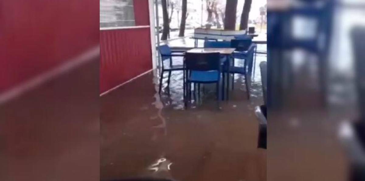 El agua sorprende a los clientes de un bar en Puente de Génave El agua sorprende a los clientes de un bar en Puente de Génave