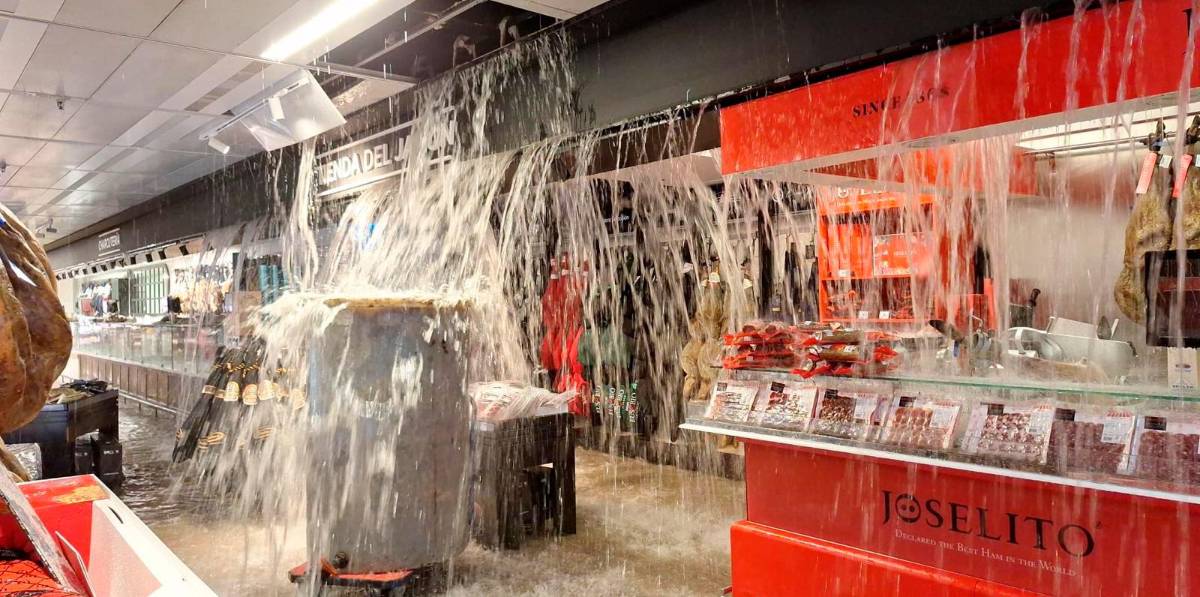 <i>La lluvia entra en el interior de El Corte Ingles de Málaga. </i> <i>La lluvia entra en el interior de El Corte Ingles de Málaga. </i>