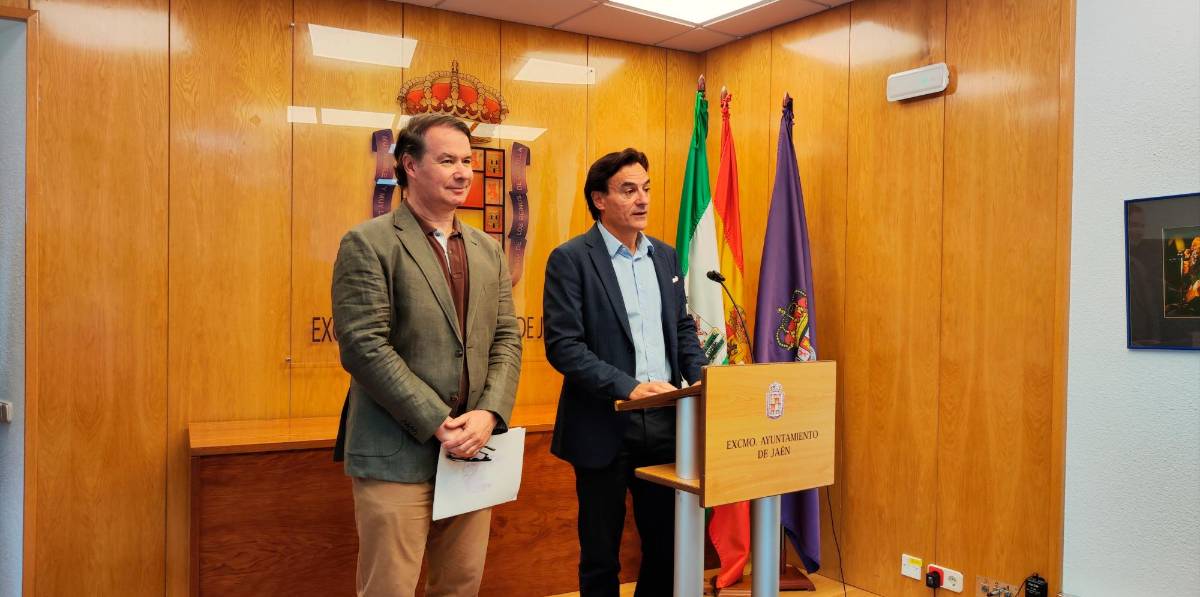 Jaén como el día y la noche: El alcalde está satisfecho de su gestión y el PSOE dice que la capital se apaga Jaén como el día y la noche: El alcalde está satisfecho de su gestión y el PSOE dice que la capital se apaga