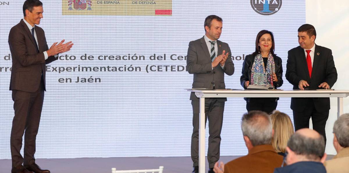 <i>Pedro Sánchez aplaude tras la firma del Cetedex por Julio Millán, Margarita Robles y Francisco Reyes. / Ministerio de Defensa.</i> <i>Pedro Sánchez aplaude tras la firma del Cetedex por Julio Millán, Margarita Robles y Francisco Reyes. / Ministerio de Defensa.</i>