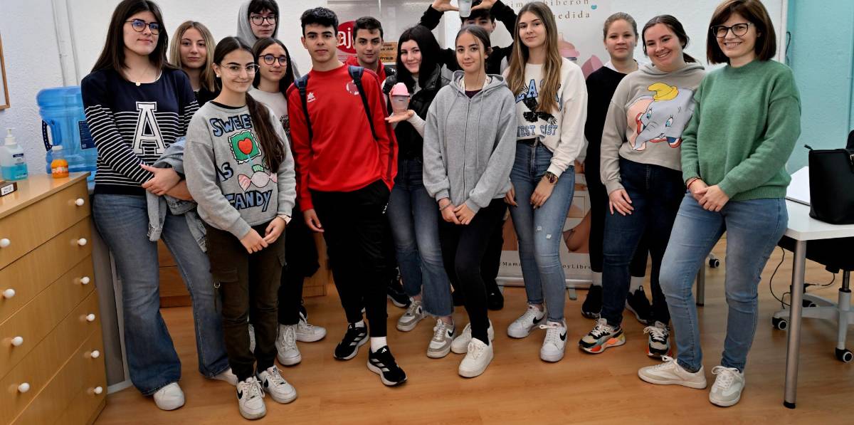 <i>Un grupo de estudiantes de cuarto de la ESO de Torredonjimeno visita la empresa. </i> <i>Un grupo de estudiantes de cuarto de la ESO de Torredonjimeno visita la empresa. </i>