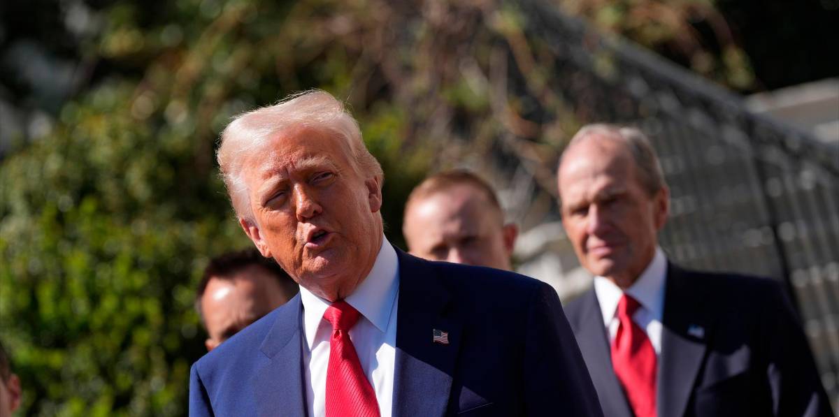 Trump exime a los teléfonos, los ordenadores y los chips de los aranceles recíprocos Trump exime a los teléfonos, los ordenadores y los chips de los aranceles recíprocos