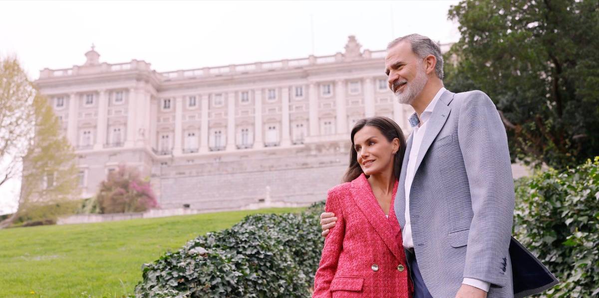 <i>Los Reyes, Don Felipe y Doña Letizia, posan en los alrededores del Palacio Real, Madrid. / Casa de S.M. el Rey via Europa Press. </i> <i>Los Reyes, Don Felipe y Doña Letizia, posan en los alrededores del Palacio Real, Madrid. / Casa de S.M. el Rey via Europa Press. </i>