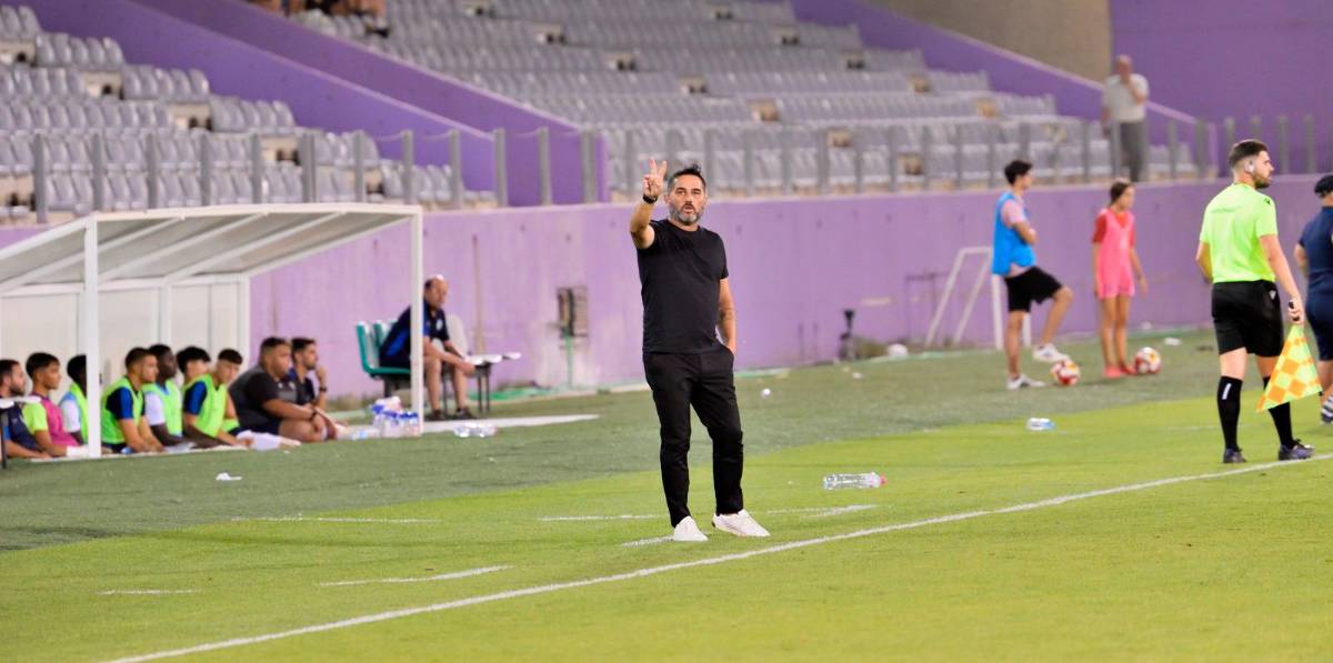Fajardo, técnico del Real Jaén, advierte de la solidez defensiva y el talento en ataque del Arenas de Armilla Fajardo, técnico del Real Jaén, advierte de la solidez defensiva y el talento en ataque del Arenas de Armilla