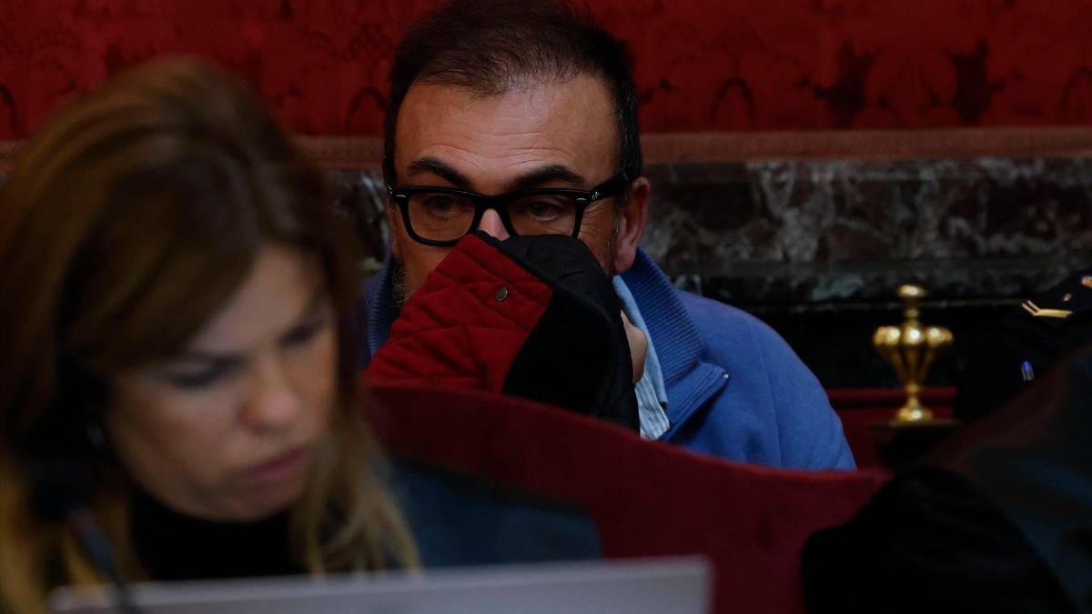 <i>El exasesor del exministro Jose Luis Ábalos, Koldo García, durante la audiencia preliminar en el Tribunal Supremo este jueves 12 de febrero. / Pool / Europa Press.</i>