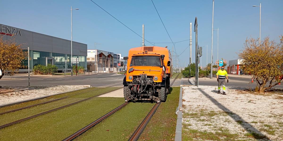 Jaén se prepara para el tranvía con limpieza y lijado del carril Jaén se prepara para el tranvía con limpieza y lijado del carril