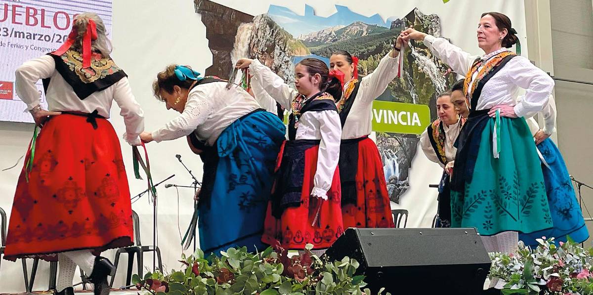 Los Villares y su jota hacen vibrar con su tradición Los Villares y su jota hacen vibrar con su tradición