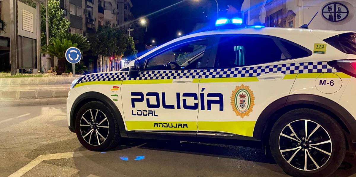Cinco evacuados al hospital tras un choque entre un coche y un camión en Andújar Cinco evacuados al hospital tras un choque entre un coche y un camión en Andújar