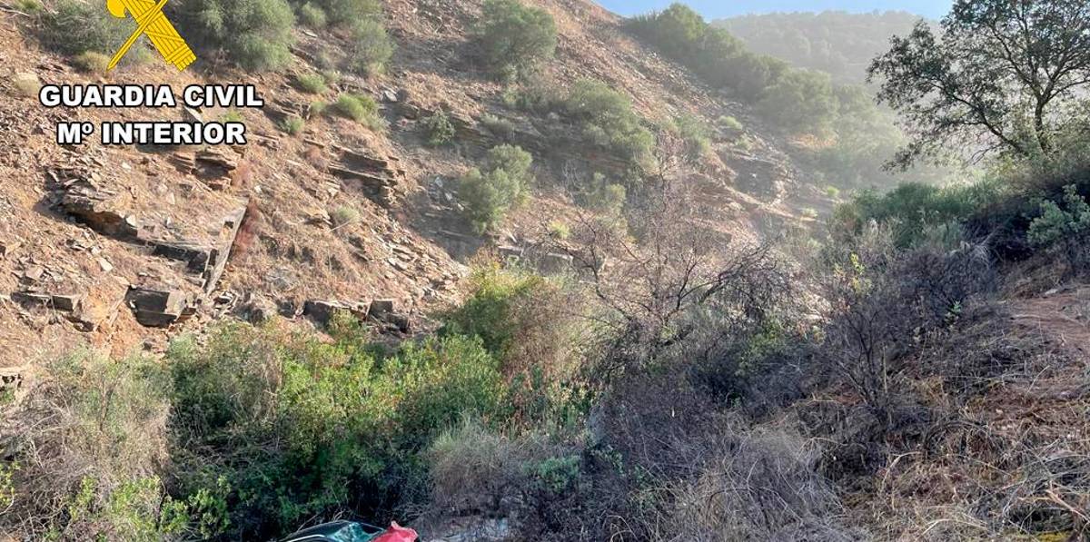Helicóptero de la Guardia Civil al rescate del conductor despeñado en La Carolina Helicóptero de la Guardia Civil al rescate del conductor despeñado en La Carolina