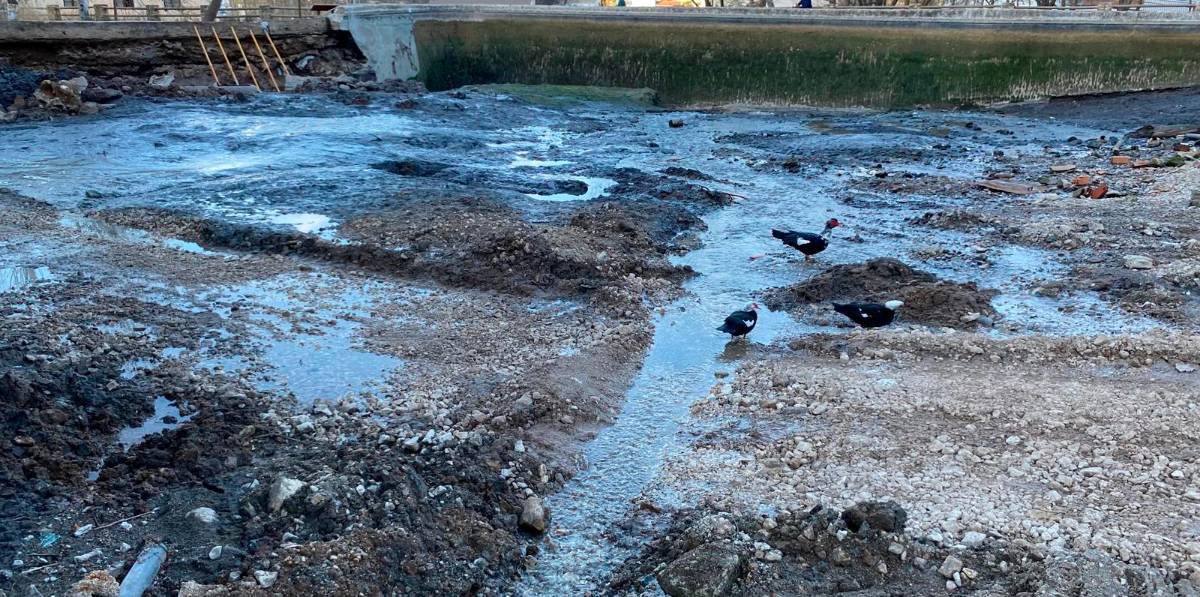 <i>Estado del estanque cuando se vació para acometer las obras.</i> <i>Estado del estanque cuando se vació para acometer las obras.</i>