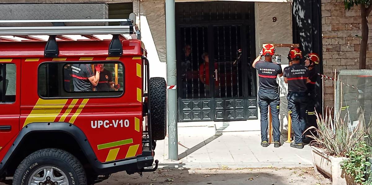 Apuntalamiento de una cornisa en Linares por riesgo de derrumbe Apuntalamiento de una cornisa en Linares por riesgo de derrumbe