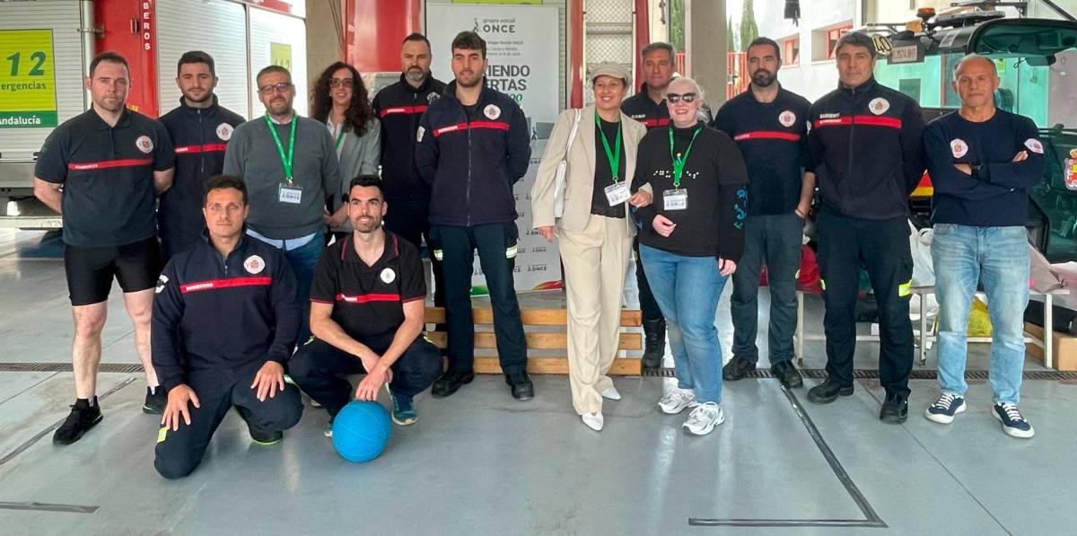 Bomberos de Jaén se unen a la ONCE para promover la inclusión en el deporte