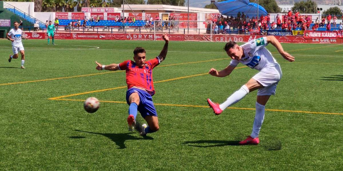 El Real Jaén se complica la eliminatoria en Torre del Mar (1-0) El Real Jaén se complica la eliminatoria en Torre del Mar (1-0)