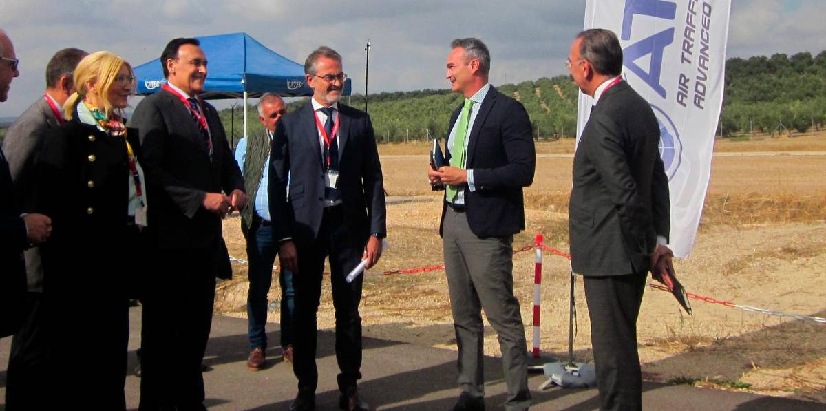 <i>Jesús Estrella, Ana María Vielba, José Carlos Gómez Villamandos, Ricardo Rojas y Joaquín Rodríguez, con asistentes al evento. / Airbus.</i> <i>Jesús Estrella, Ana María Vielba, José Carlos Gómez Villamandos, Ricardo Rojas y Joaquín Rodríguez, con asistentes al evento. / Airbus.</i>