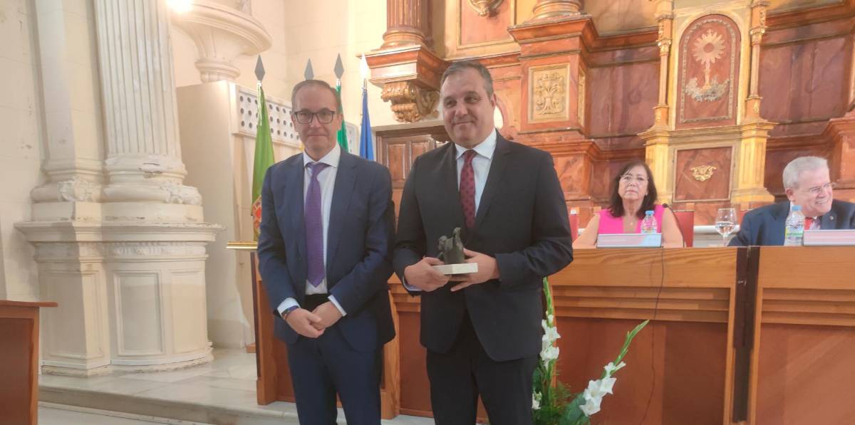 <i>Blas Ogáyar y Eleuterio Muñoz, con el Premio Hermes. / Francisco J. Marín. / Diario JAÉN.</i> <i>Blas Ogáyar y Eleuterio Muñoz, con el Premio Hermes. / Francisco J. Marín. / Diario JAÉN.</i>
