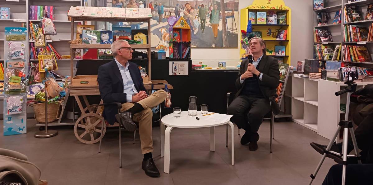 Emilio Lara saca “Los colmillos del cielo” en Madrid Emilio Lara saca “Los colmillos del cielo” en Madrid