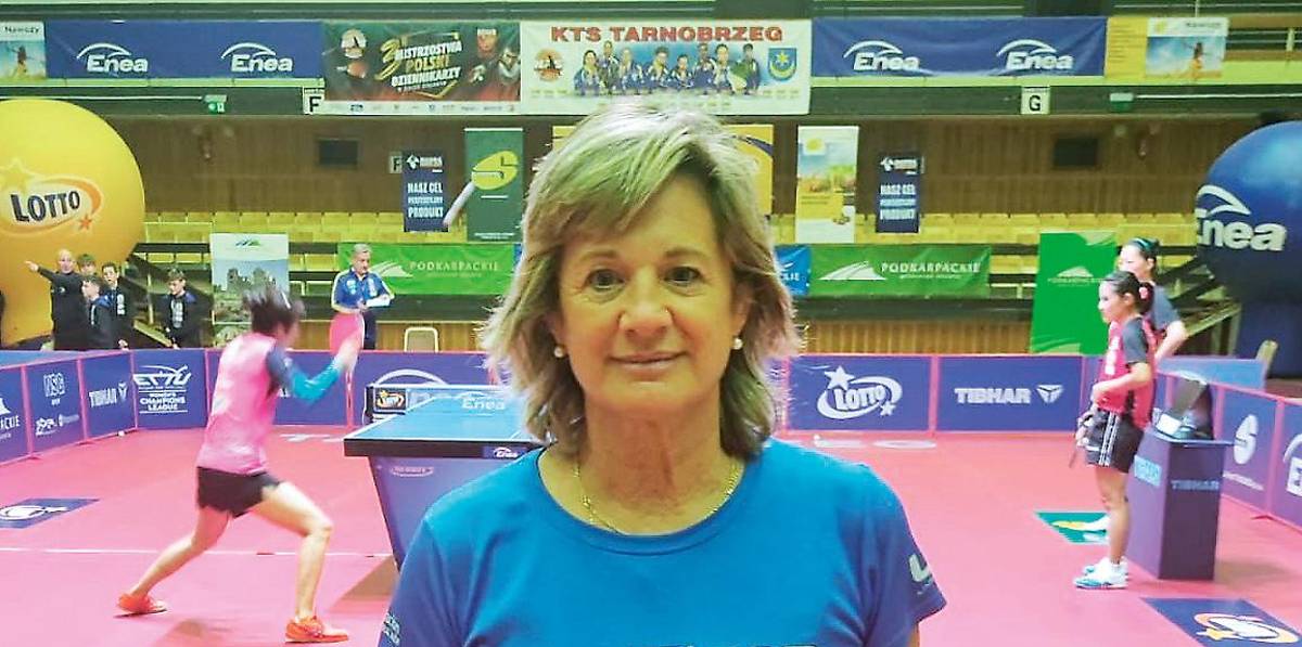 Marta Pajares, 59 años, palista del Tecnigen Linares, se bate el cobre en Champions de tenis de mesa