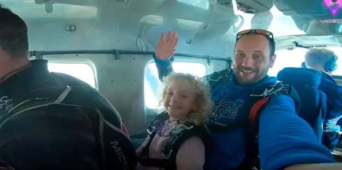 Esta niña se tira en paracaídas, ¡con seis años! Esta niña se tira en paracaídas, ¡con seis años!