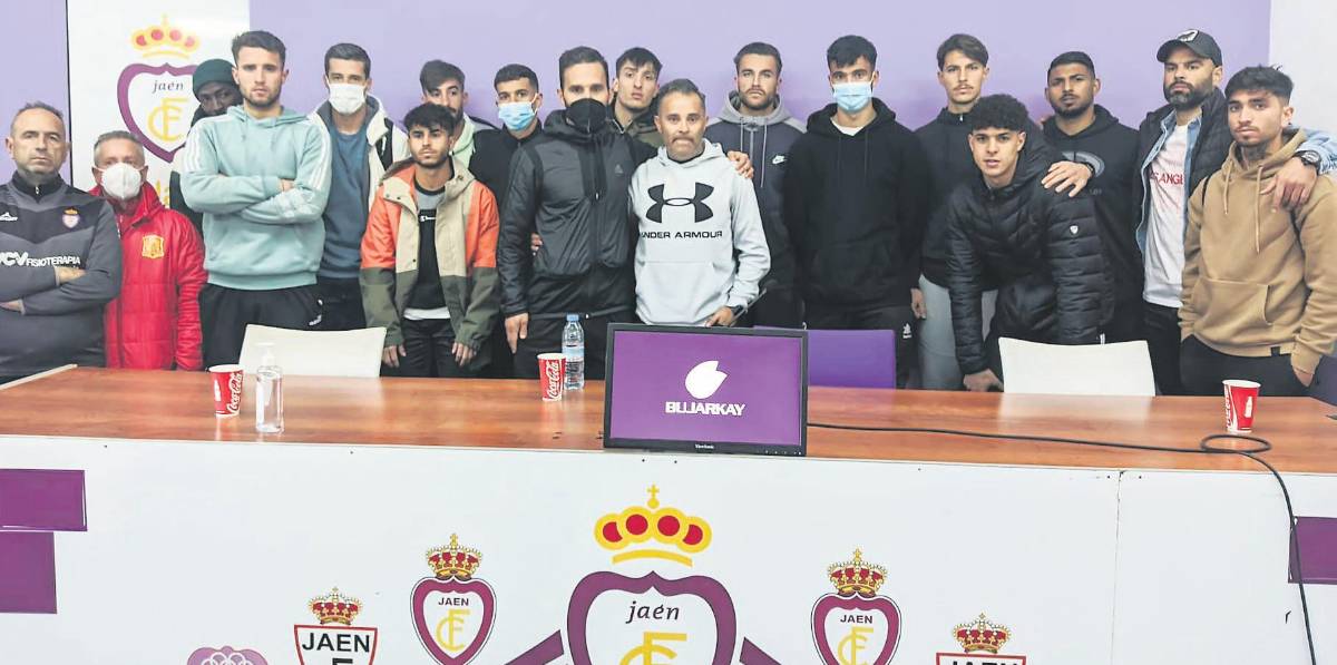 <i>Juan Arsenal, junto con Santi López, posa con la mayoría de la plantilla y el cuadro técnico.</i>