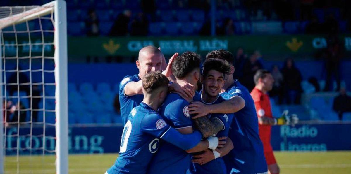 El Linares vuelve a la senda de la victoria ante el Talavera (3-0) El Linares vuelve a la senda de la victoria ante el Talavera (3-0)