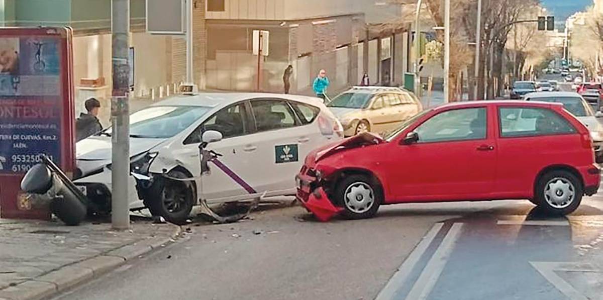 Aparatosa colisión entre dos coches en Jaén