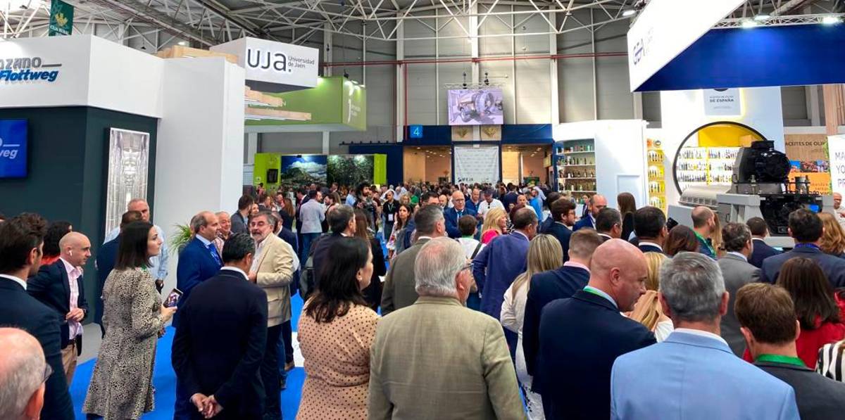 Entre botella y botella de aceite en Expoliva, la mejor maquinaria para conseguirlo Entre botella y botella de aceite en Expoliva, la mejor maquinaria para conseguirlo