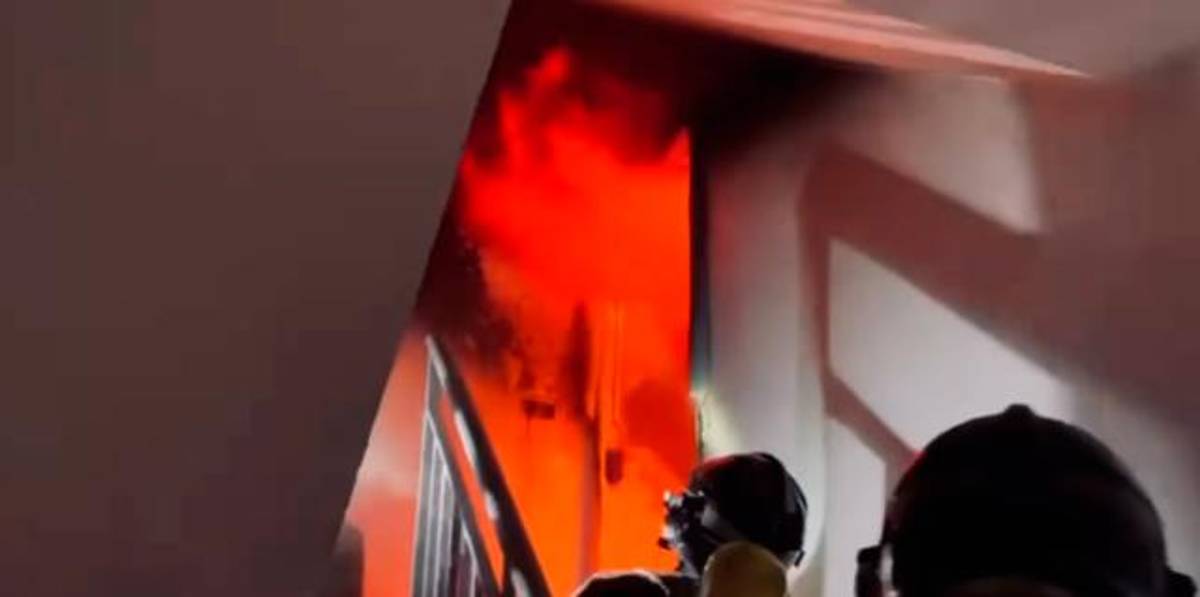Espectacular intervención de los bomberos de Jaén en un incendio en la calle Antonio Díaz