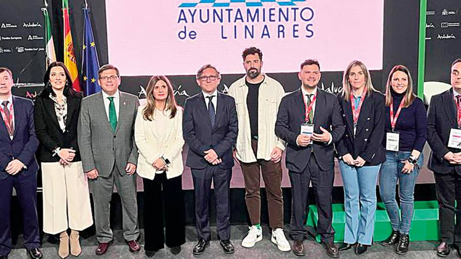 <i>Auxi del Olmo, Enrique Mendoza y Miguel Ángel Belinchón, en el centro, acompañados de otros concejales del Ayuntamiento y representantes institucionales. </i>