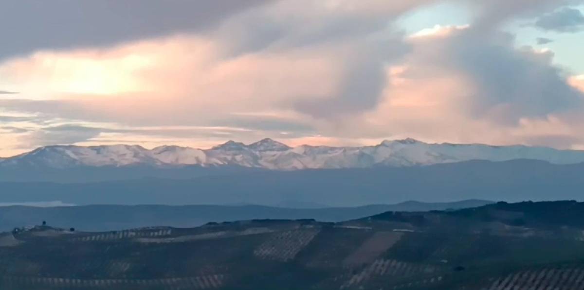 Amanecer con cambios en el cielo y vistas a Sierra Nevada