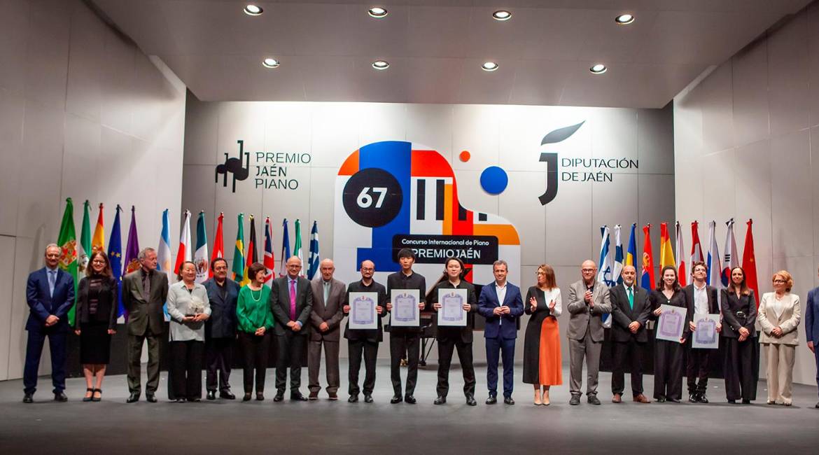 Autoridades posan son los premiados en el Premio Jaén de Piano. / Diputación de Jaén.