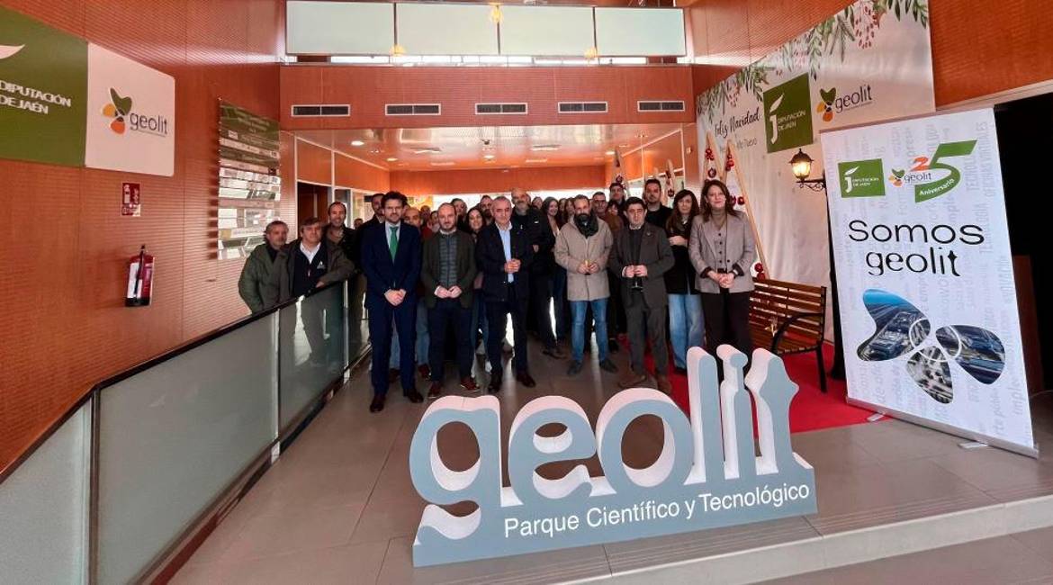 Francisco Reyes se reúne con representantes de empresas de Geolit. / Diputación de Jaén.