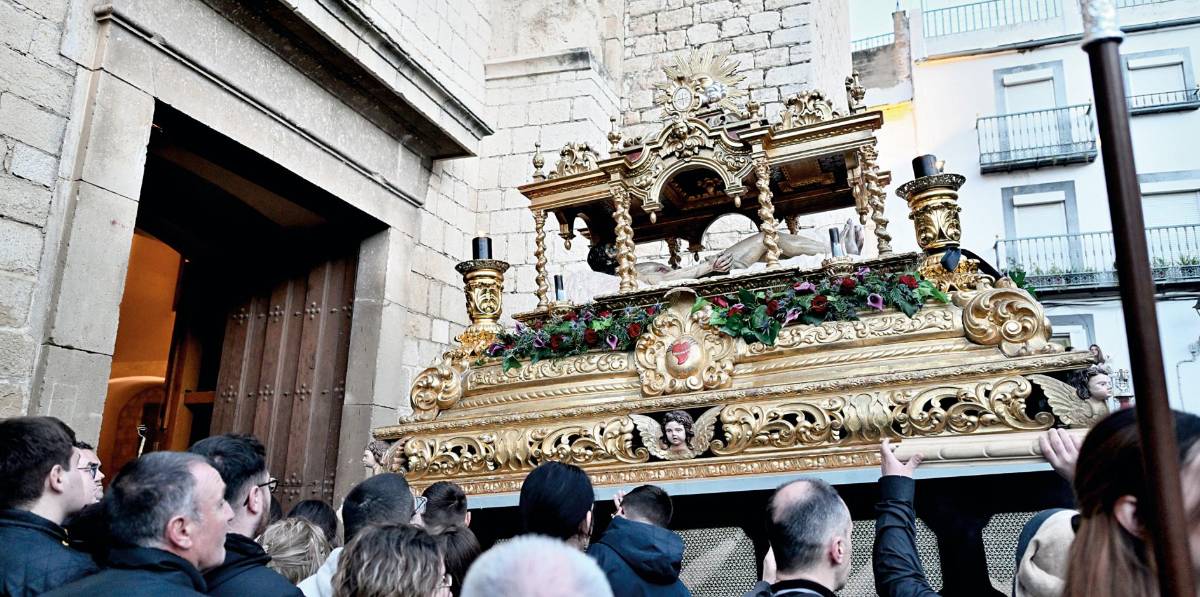 El cielo se abre para dejar paso al Santo Sepulcro