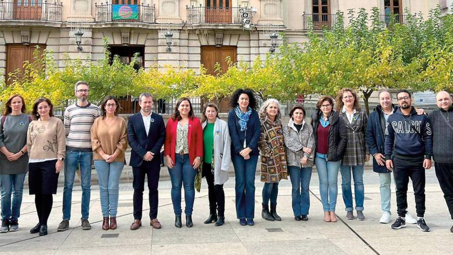 <i>Alcalde y concejales con los representantes de la entidad gitana. / Ayuntamiento de Jaén.</i>