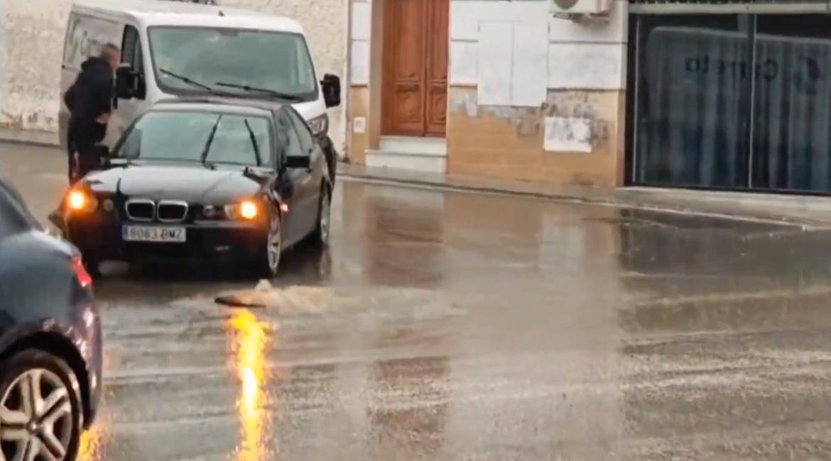 Captura del vídeo de la Avenida de Barcelona anegada por la lluvia.