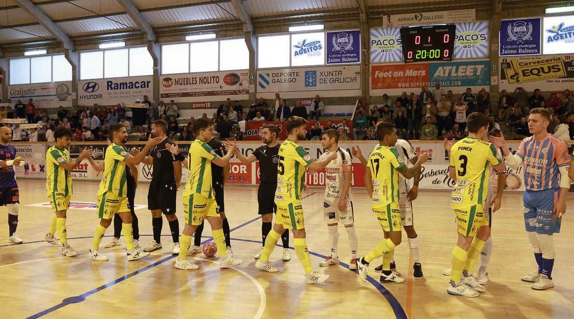 Los jugadores del Noia Futsal y el Jaén Paraíso Interior FS se saludan antes de que comience el partido de la primera vuelta. / Noia Futsal.