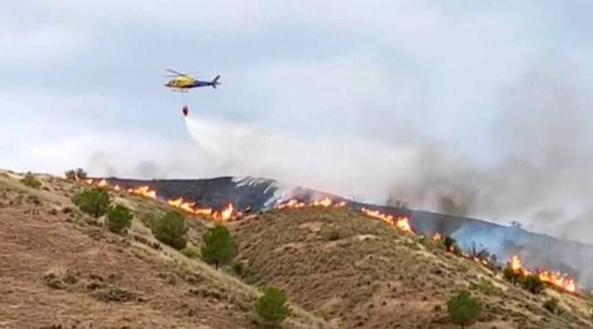 Efectivos del Infoca extinguiendo el incendio en Toya, en Peal de Becerro. 