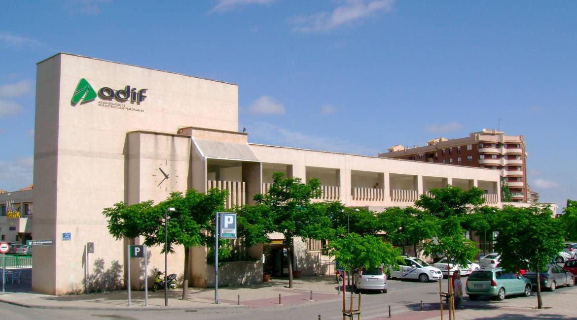 Estación del tren, ubicada en la plaza Jaén por la Paz. 