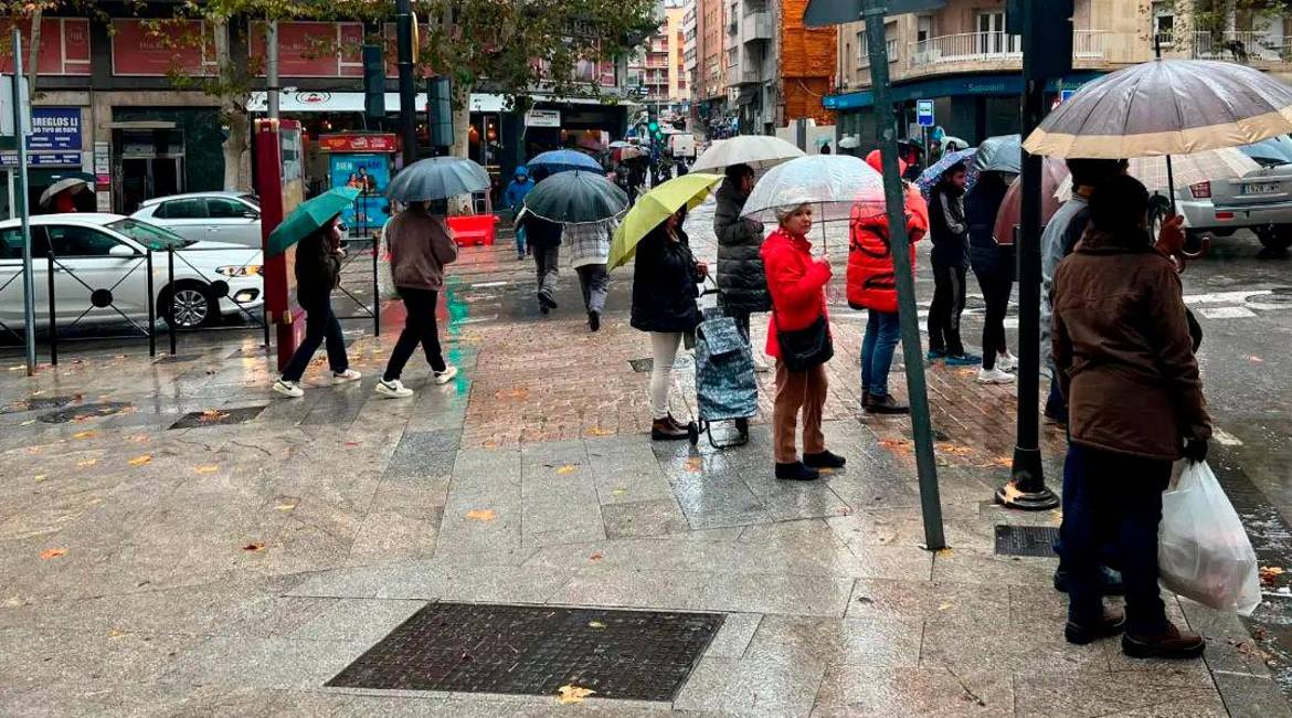 Un grupo de personas en el Paseo de la Estación bajo la lluvia, en Jaén. /Jason Moyano / Diario JAÉN.