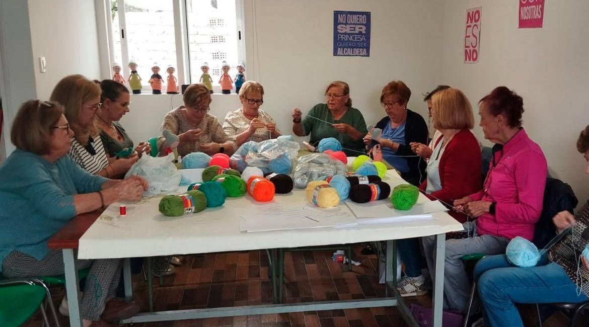 Mujeres participantes en el proyecto “Enganchadas de un Hilo”, en Albánchez de Mágina.