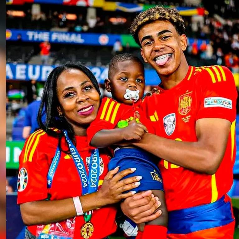 <i>Lamine Yamel junto a su madre y hermano pequeño. / @sheila_ebana </i>